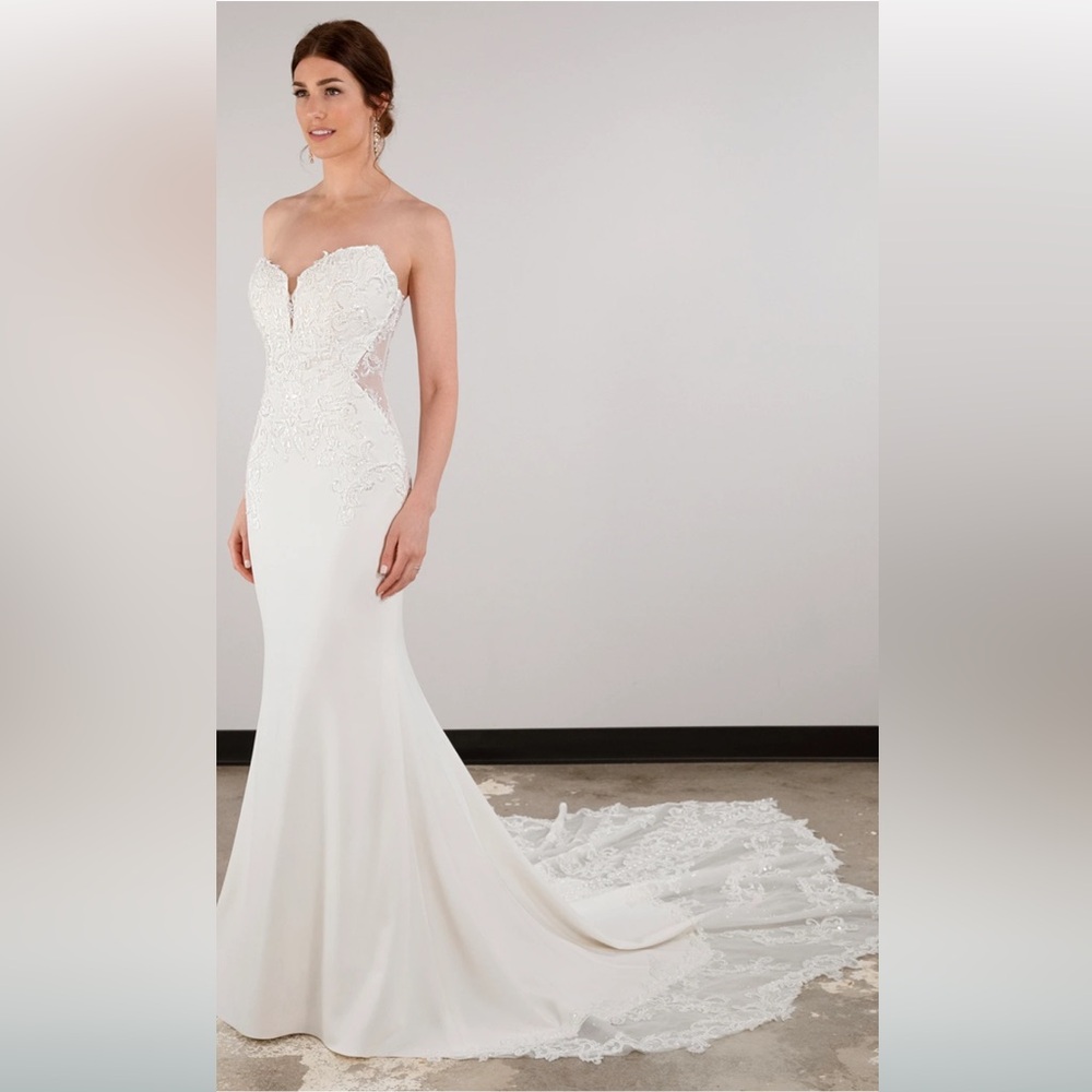 Chic Strapless Lace Bridal Gown